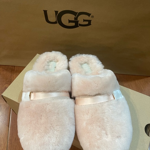 UGG W DALLA UGG METAL GRAPHIC VARIOUS SIZES - Picture 4 of 6